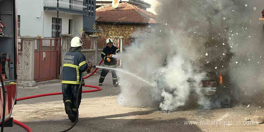 Aksaray’da park halindeki araç alev alev yandı