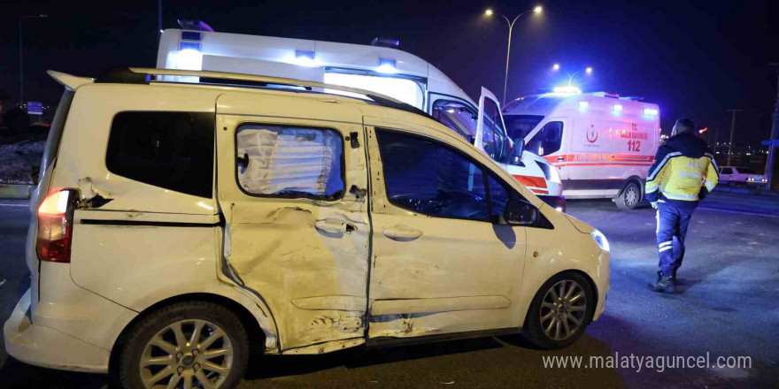 Aksaray’da tır ile hafif ticari araç çarpıştı: 2 yaralı