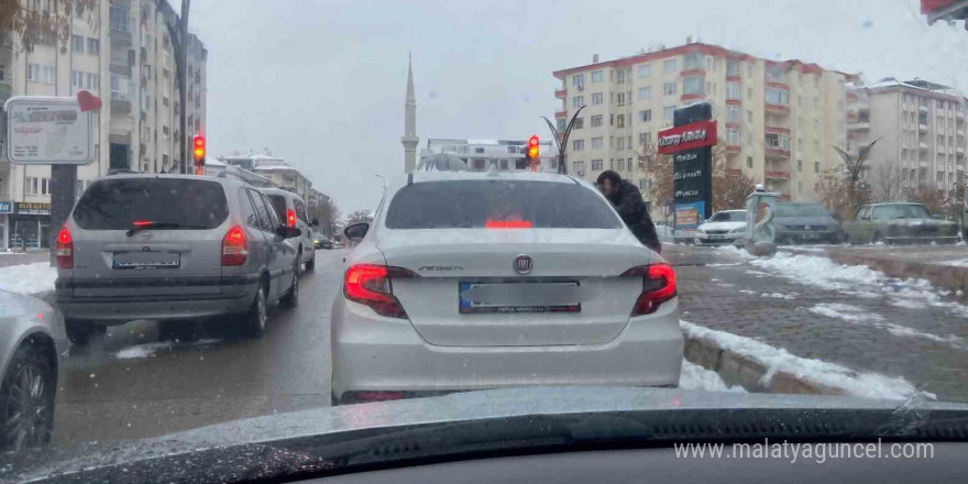 Aksaray’da trafik ışıklarında para isteyenler sürücüleri tedirgin ediyor