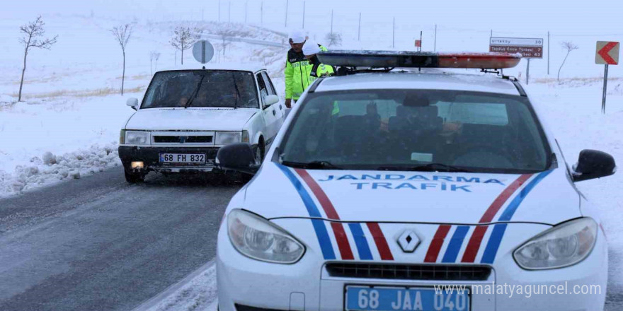 Aksaray’da trafik jandarması kar ve güvenlik kontrolünde