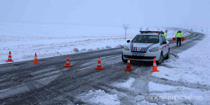 Aksaray’da trafik jandarması kar ve güvenlik kontrolünde