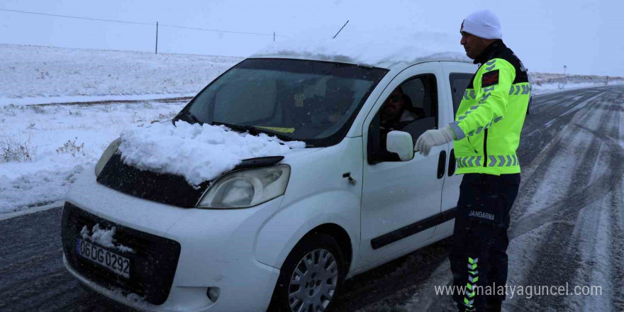 Aksaray’da trafik jandarması kar ve güvenlik kontrolünde