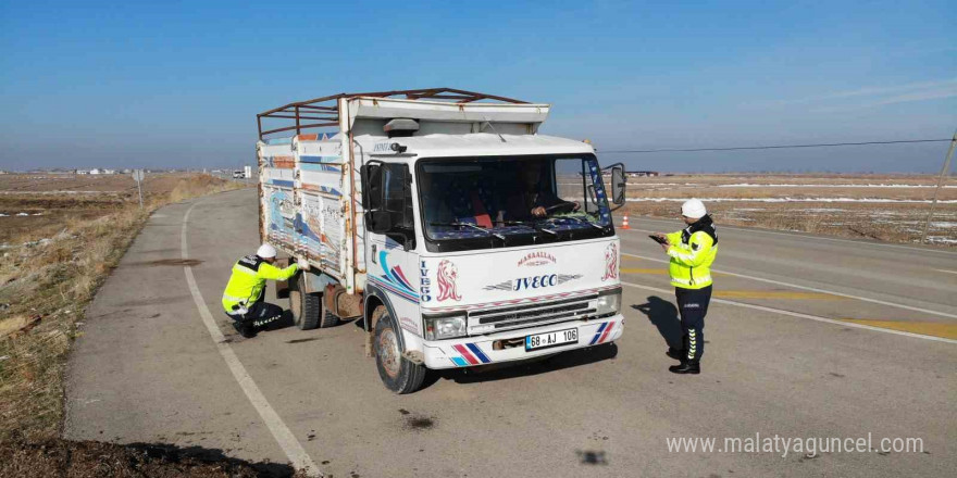 Aksaray’da zorunlu kış lastiği uygulamaları başladı