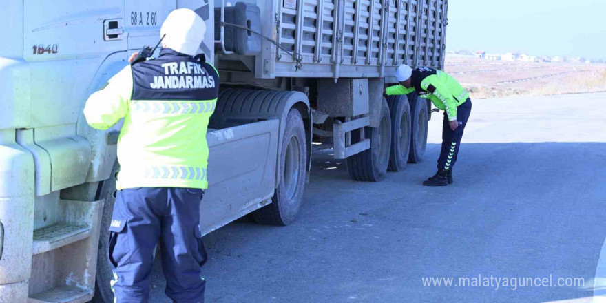 Aksaray’da zorunlu kış lastiği uygulamaları başladı