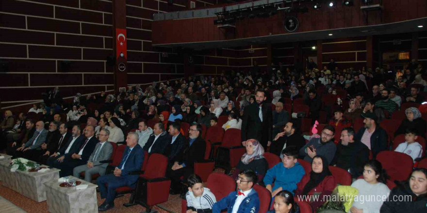 Akşehir’de Modern Çağın Sorunu Baba Yoksunluğu konferansına yoğun ilgi