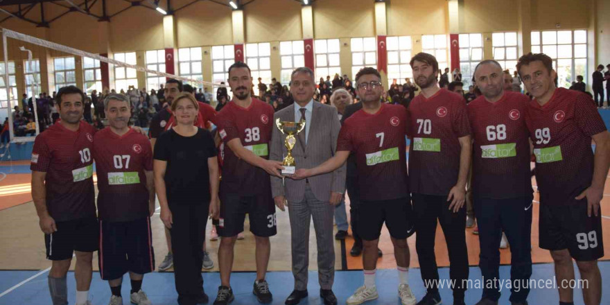 Aksu’da turnuvanın kazananı Aksu Fen Lisesi