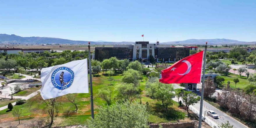 AKÜ, Türkiye’deki Birinci Sırasını Korumaya Devam Ediyor