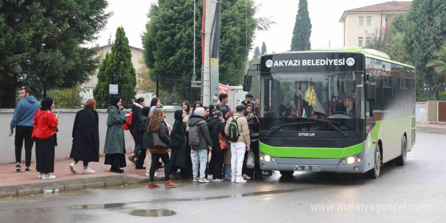 Akyazı’da üniversite öğrencilerine ücretsiz ulaşım başladı