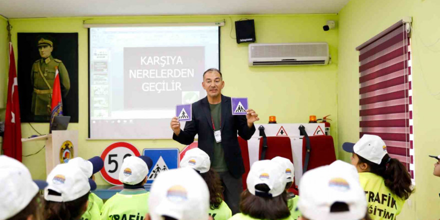 Alanya Belediyesi Trafik Eğitim Parkı minik öğrencileri ağırladı