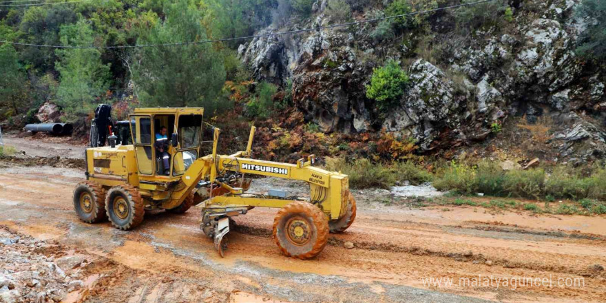 Alanya Belediyesi’nden yağmurda kapanan yollara anında müdahale