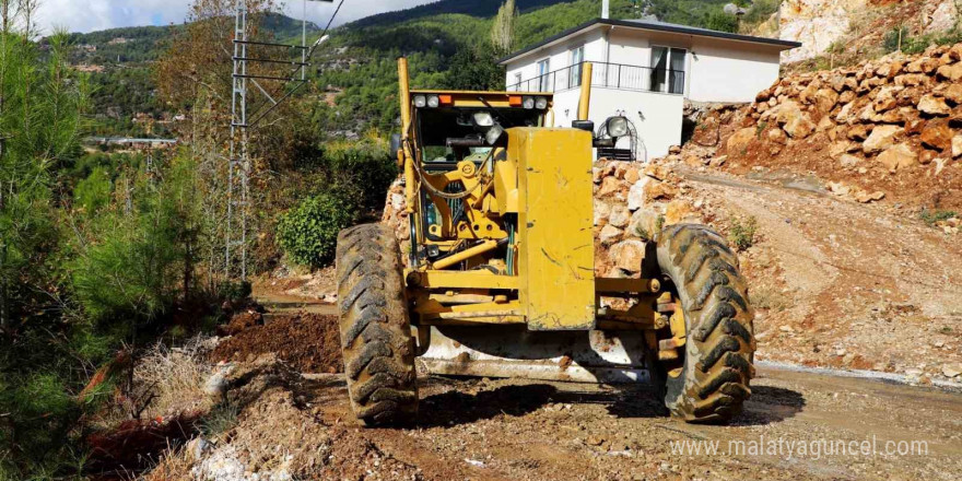 Alanya Belediyesi’nden yağmurda kapanan yollara anında müdahale