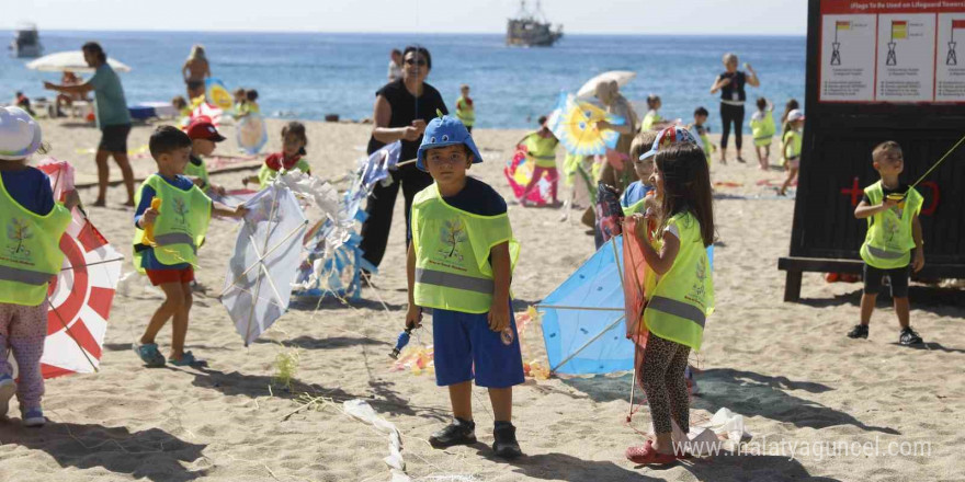 Alanya Belediyesi’nin minik öğrencileri sahilde doyasıya eğlendi