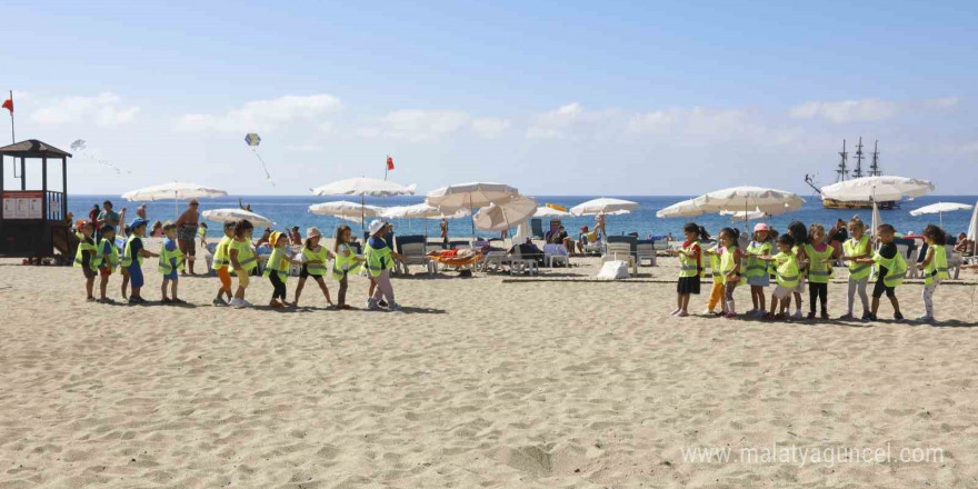 Alanya Belediyesi’nin minik öğrencileri sahilde doyasıya eğlendi