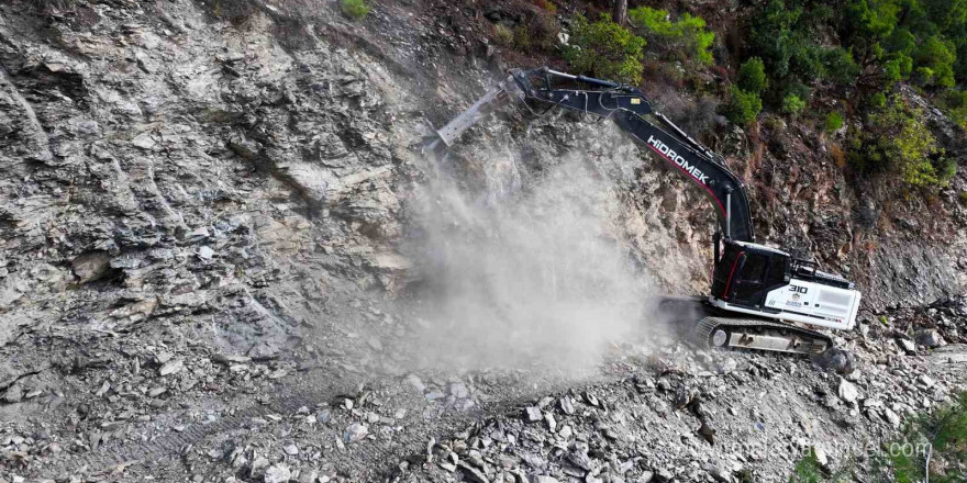 Alanya’da heyelan sonrası kapanan yolda sona gelindi