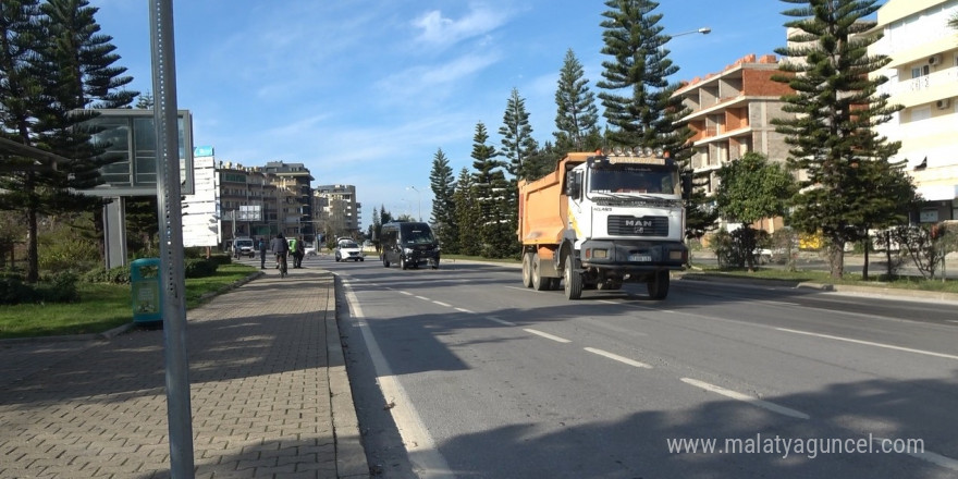 Alanya’da minibüs, hafriyat aracına arkadan çarptı: 2 yaralı