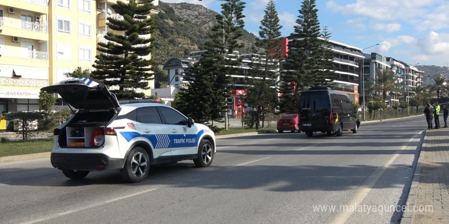 Alanya’da minibüs, hafriyat aracına arkadan çarptı: 2 yaralı