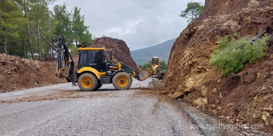 Alanya’da yağıştan etkilenen mahalle yollarında bakım ve onarım