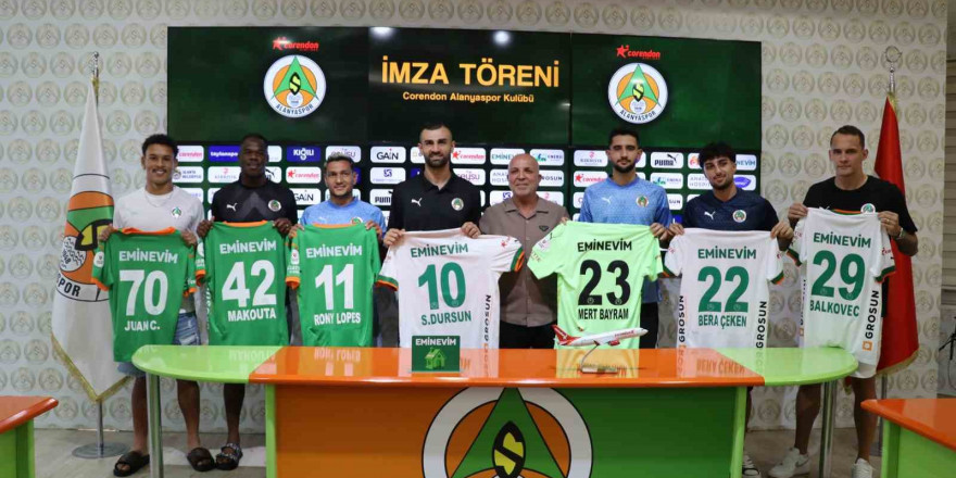 Alanyaspor, sözleşme yenilediği ve transfer ettiği futbolcularını tanıttı