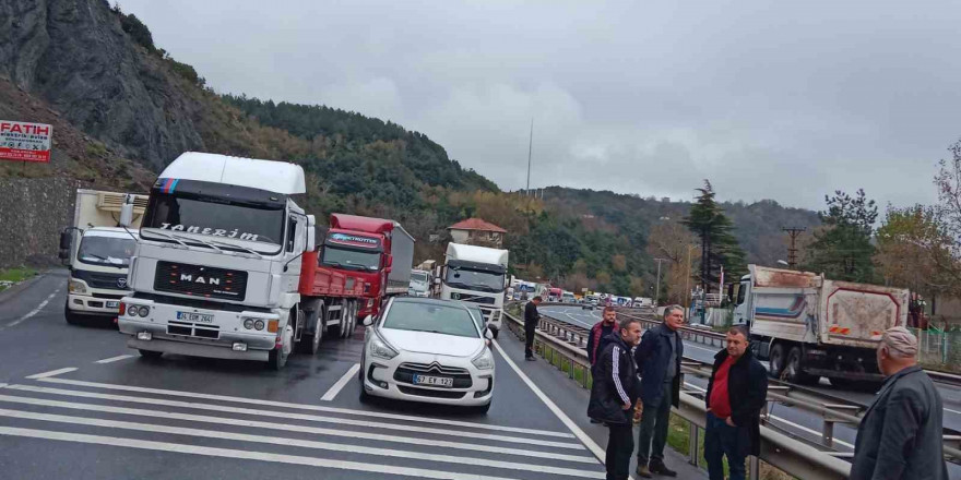 Alaplı - Kdz Ereğli karayolu heyelan nedeniyle trafiğe kapandı