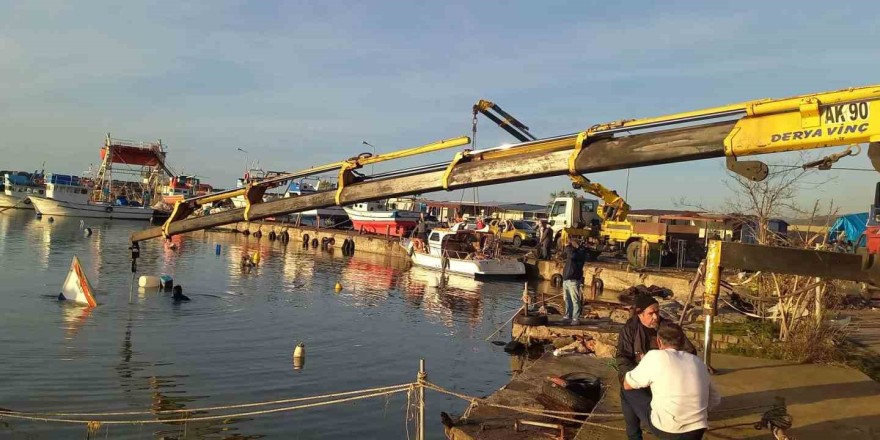 Alaplı’da batan tekneler karaya çıkarıldı