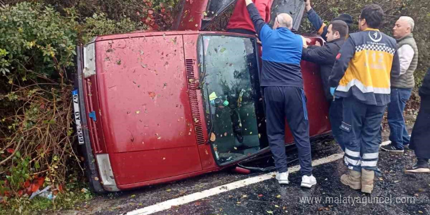 Alaplı’da otomobil kaza yaptı; 3 yaralı