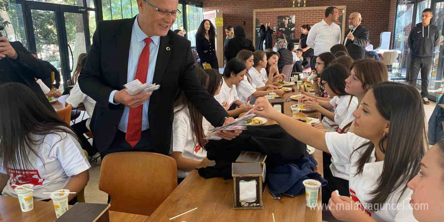 Alaşehir Belediyesinden 101 öğrenciye yemek ikramı