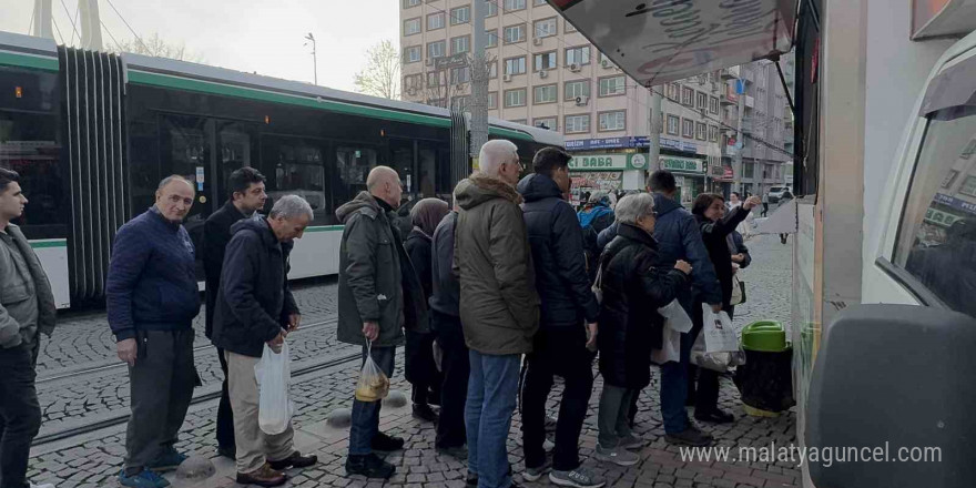 Aldığı hisseler çakılınca, patron gitsin diye lokma dağıttı