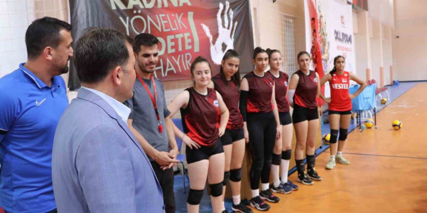 Ali İhsan Kabakcı voleybolculara forma hediye etti