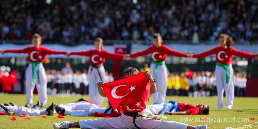 Aliağa, Cumhuriyetin 101. yılında Atatürk Stadı’nda buluştu