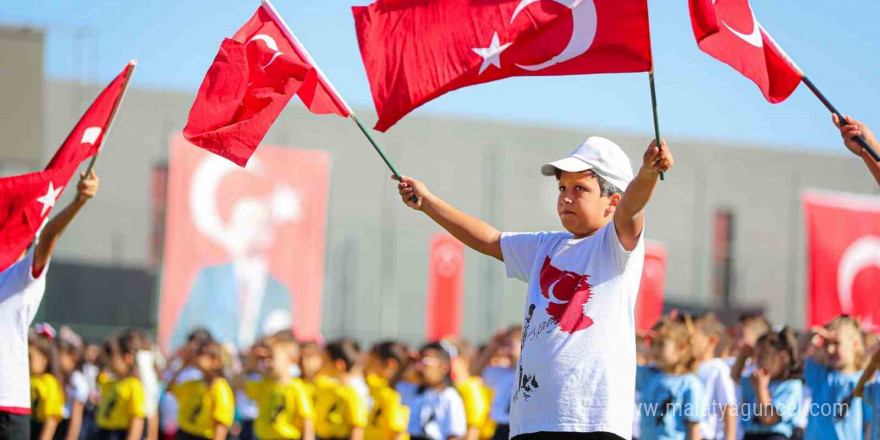 Aliağa, Cumhuriyetin 101. yılında Atatürk Stadı’nda buluştu