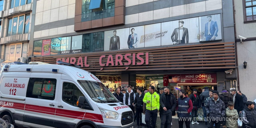 Alışveriş merkezinde kendini üçüncü kattan boşluğa bıraktı