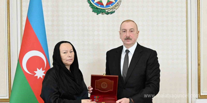 Aliyev, uçak kazasında hayatta kalan mürettebat ve hayatını kaybeden mürettebatın yakınlarıyla görüştü