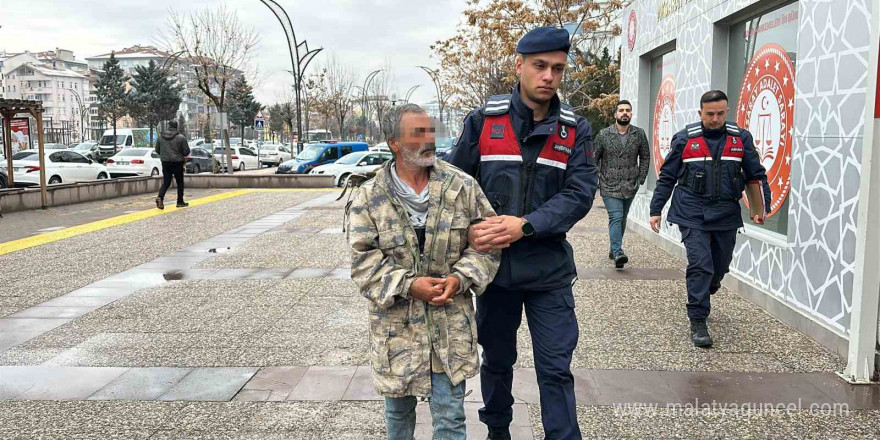 Alkollü şahıs tartıştığı kahvehaneciyi bıçakladı