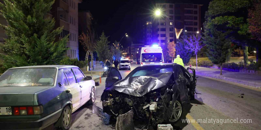 Alkollü sürücü 4 araca çarparak durabildi, ortalık savaş alanına döndü