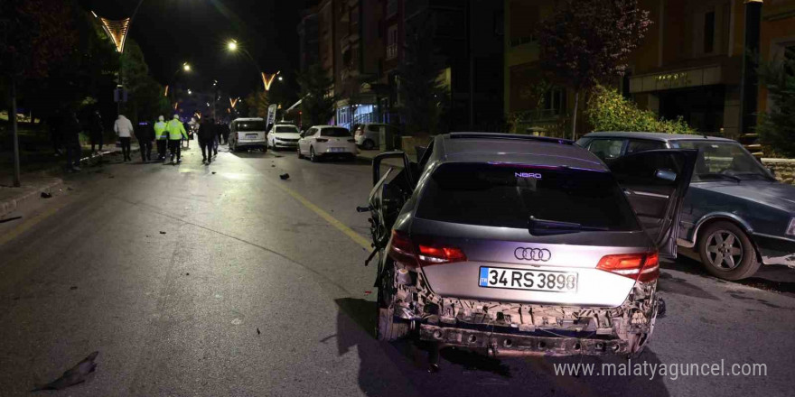 Alkollü sürücü 4 araca çarparak durabildi: O anlar güvenlik kameralarına yansını