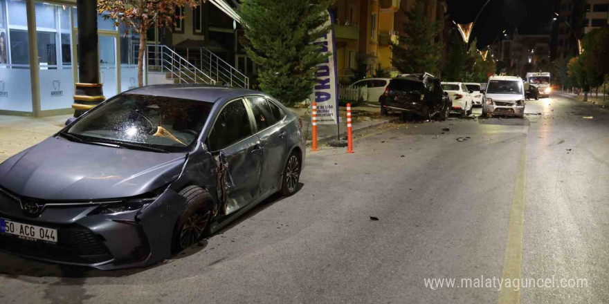 Alkollü sürücü 4 araca çarparak durabildi: O anlar güvenlik kameralarına yansını