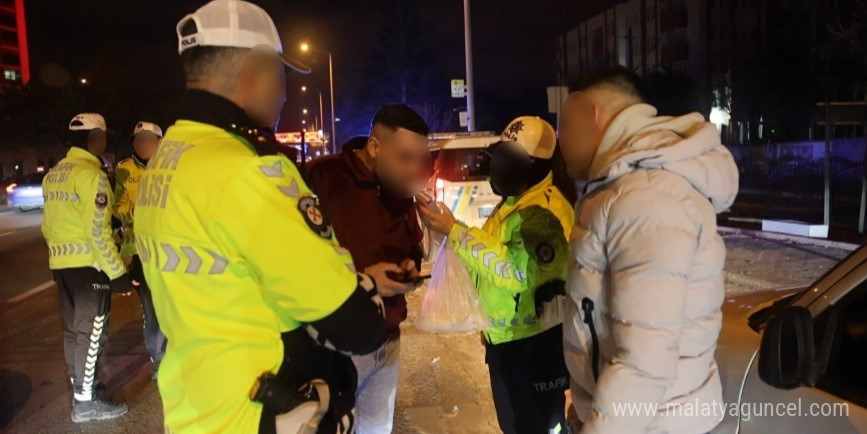 Alkollü sürücü ile yer değiştirdi, fark edip asıl sürücüye ceza kesen polise “İtiraz etmiyoruz ayıp” dedi