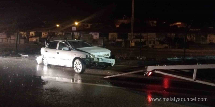 Alkollü sürücü önce refüje ardından otomobile çarptı: 1 yaralı