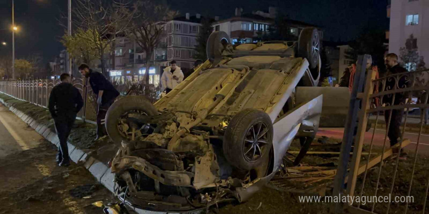 Alkollü sürücünün kullandığı otomobil tellere çarpıp ters döndü: 1 yaralı