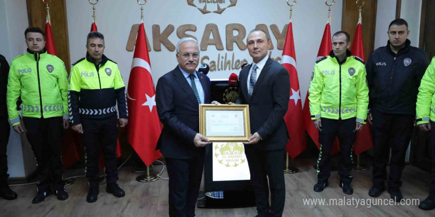 Alkollü sürücünün valiye şikayet etmekle tehdit ettiği polislere Vali’den başarı belgesi