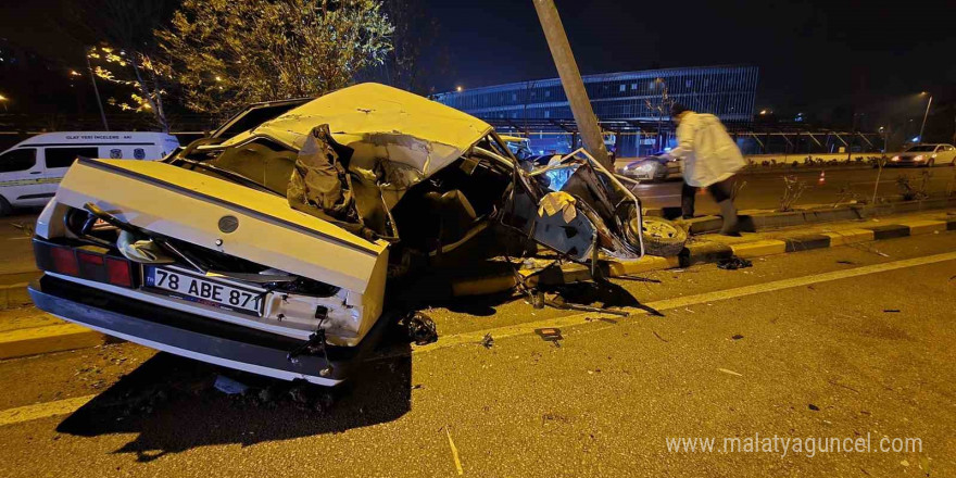 Alkollü ve ehliyetsiz sürücünün Tofaş’la yaptığı hız aydınlatma direğinde bitti