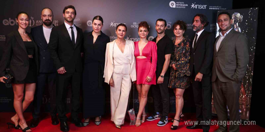 Altın Portakal Film Festivali kırmızı halı geçidinde şıklık yarışı