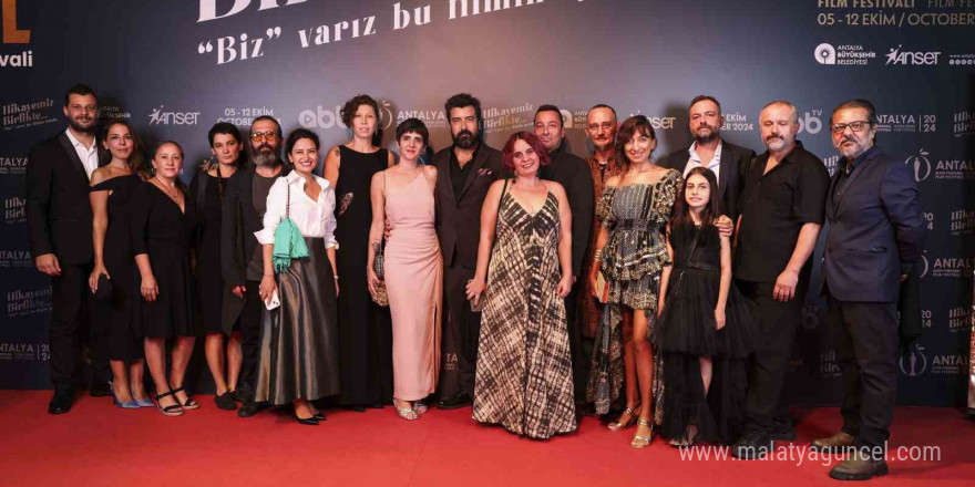 Altın Portakal Film Festivali kırmızı halı geçidinde şıklık yarışı