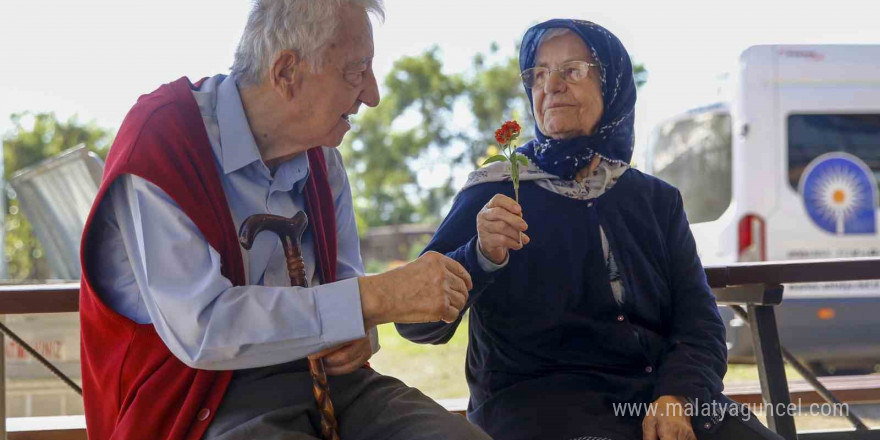 Alzheimer hastaları Mavi Ev’de moral buluyor