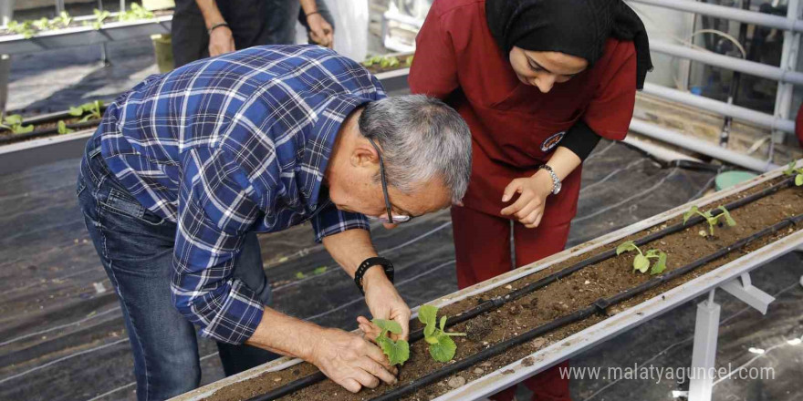 Alzheimer hastaları Mavi Ev’de moral buluyor