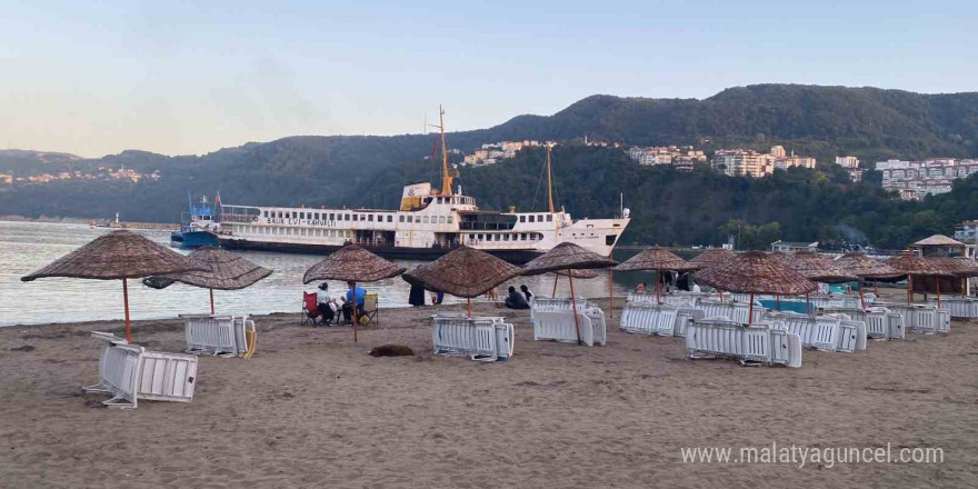 Amasra Limanı’nda fırtınada çapası hasar alan vapur sürüklenerek karaya oturdu