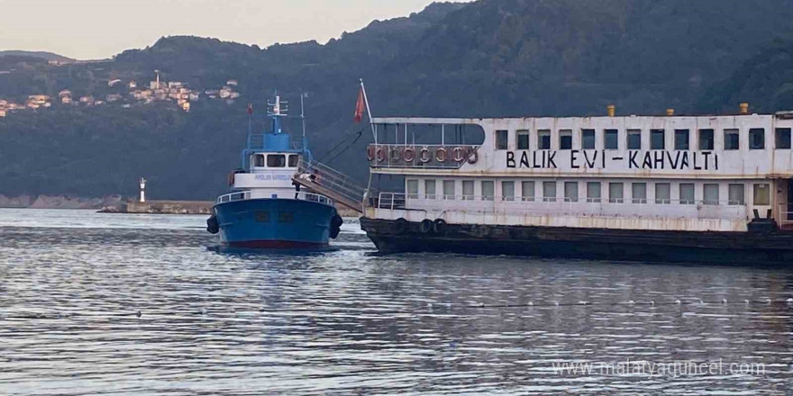 Amasra Limanı’nda fırtınada çapası hasar alan vapur sürüklenerek karaya oturdu