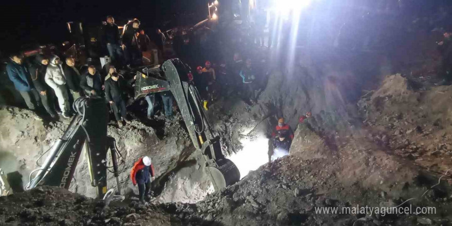 Amasya Valisi Önder Bakan, köyde su kuyusu açma çalışması sırasında meydana gelen göçükte toprak altında kalan 2 kişinin cansız bedenlerine ulaştıklarını açıkladı.