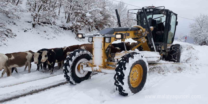 Amasya’da 107 köy yolu kar yağışından ulaşıma kapandı