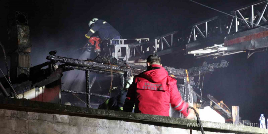 Amasya’da 2 katlı ev alevlere teslim oldu